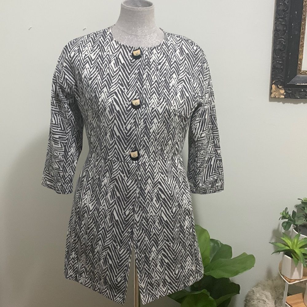 CAbi Style 3034 Zig Zag Ponte Knit
Jacket Sz‎ Small 3/4 Sleeve With Side Pockets